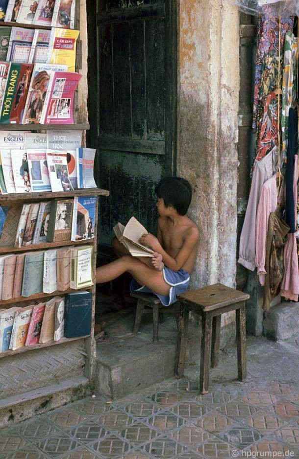 Cửa hàng sách, Hà Nội 1993.